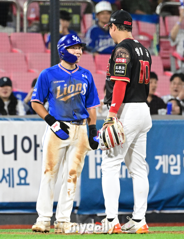 한 손으로 김지찬을 밀고 있는 황재균 / 수원 = 유진형 기자 zolong@mydaily.co.kr