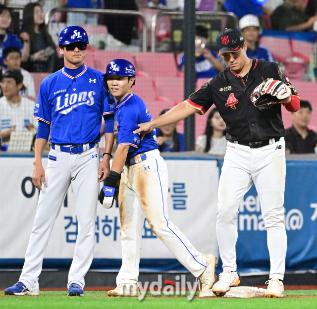 홈에서 장성우와 이야기하는 김지찬 / 수원 = 유진형 기자 zolong@mydaily.co.kr