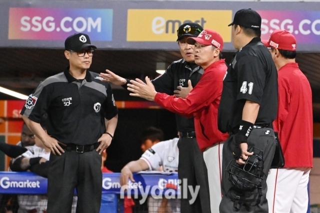 심판진들에게 항의하고 있는 SSG 랜더스 김원형 감독./인천 = 곽경훈 기자 kphoto@mydaily.co.kr