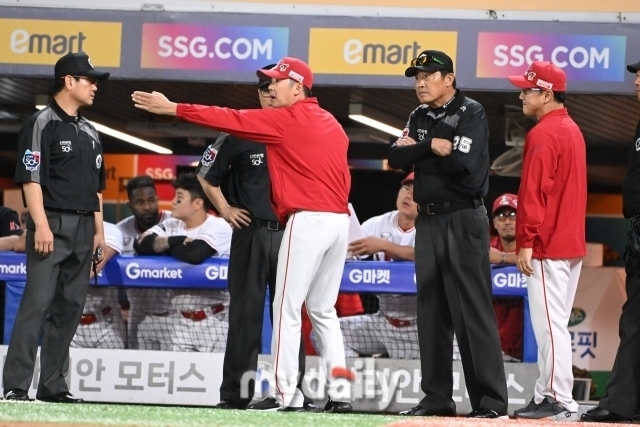 심판진들에게 항의하고 있는 SSG 랜더스 김원형 감독./인천 = 곽경훈 기자 kphoto@mydaily.co.kr