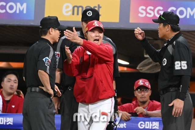 심판진들에게 항의하고 있는 SSG 랜더스 김원형 감독./인천 = 곽경훈 기자 kphoto@mydaily.co.kr