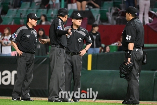 4심 합의를 진행 중인 심판진./인천 = 곽경훈 기자 kphoto@mydaily.co.kr