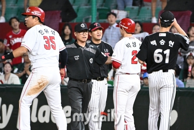 우효동 심판(가운데)./인천 = 곽경훈 기자 kphoto@mydaily.co.kr