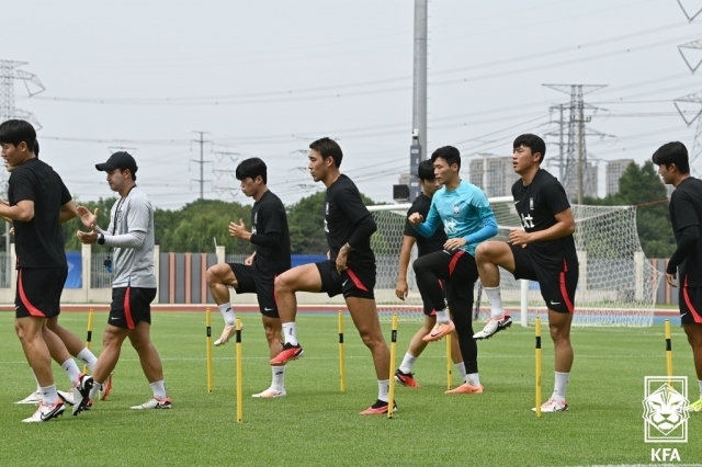 훈련하는 선수들/대한축구협회