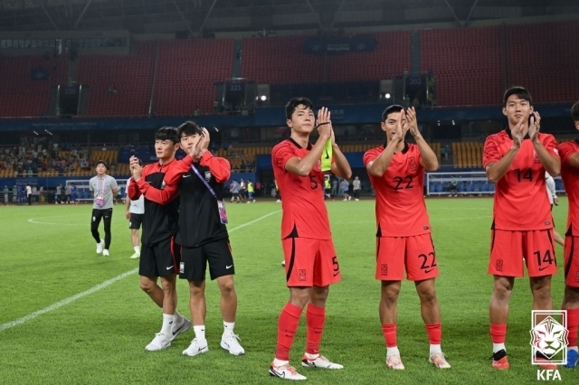 경기 후 인사를 하는 대표팀/대한축구협회