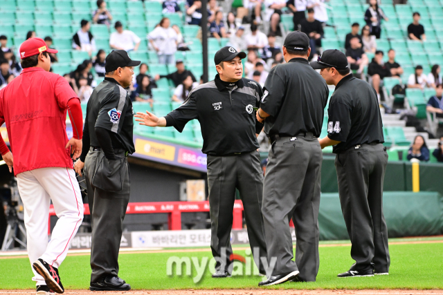 심판진./인천=곽경훈 기자 kphoto@mydaily.co.kr