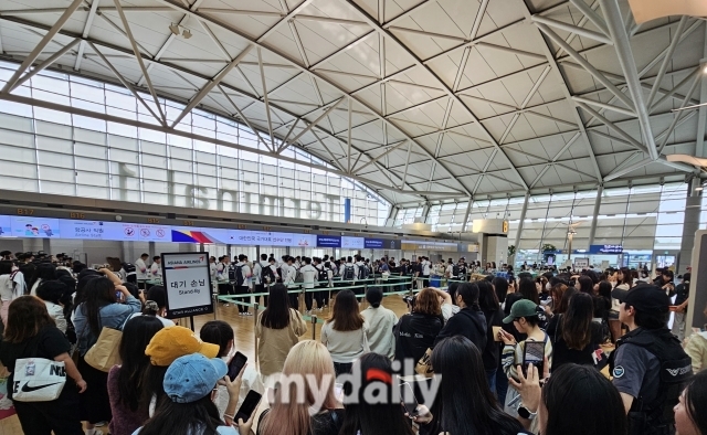 야구대표팀의 출국 수속을 많은 팬들이 지켜보고 있다./심혜진 기자