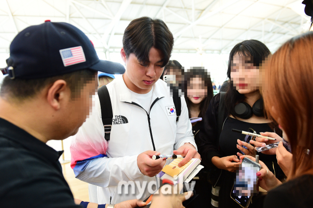 사인해주는 노시환./인천공항=곽경훈 기자kphoto@mydaily.co.kr