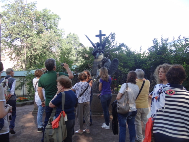 차이콥스키, 도스토옙스키, 무소르그스키 등이 잠들어 있는 상트페테르부르크의 알렉산드르 넵스키 수도원 묘지. 사진은 차이콥스키의 무덤을 보기 위해 모여든 여행자들을 찍은 것이다./신양란