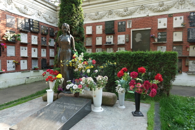 고르바초프의 부인 라이사의 무덤. 고르바초프는 2022년에 사망하여 이곳에 안장되는데, 이 사진은 2017년에 찍은 것이라서 아직은 라이사 혼자만 묻혀 있는 상태이다./신양란