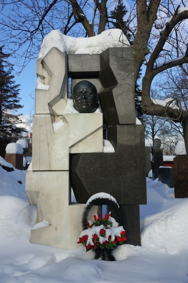  소련 공산당 서기장이었던 흐루시초프의 묘비. 공산당 서기장을 역임한 대부분의 인물들은 붉은 광장 레닌 묘 뒤쪽에 있는 크렘린 벽 묘지에 안장되는 것이 관례였는데, 흐루시초프는 권력 투쟁에서 패해 축출된 상태에서 사망했으므로 그곳에 묻히질 못하고 노보데비치 수도원 묘지에 묻혔다./신양란
