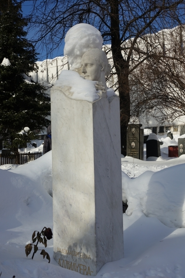 스탈린의 두 번째 부인 나데즈다 알릴루예바의 묘비. 정치적 문제로 스탈린과 언쟁을 벌인 날 갑자기 사망하여 죽음의 원인에 대해 의문을 남겼다./신양란