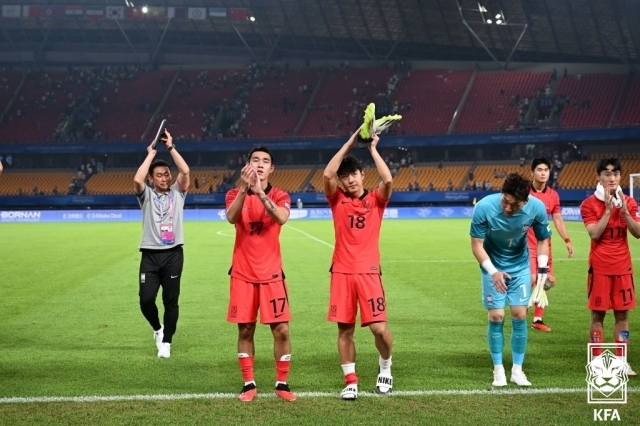 관중들에게 인사하는 선수단/대한축구협회