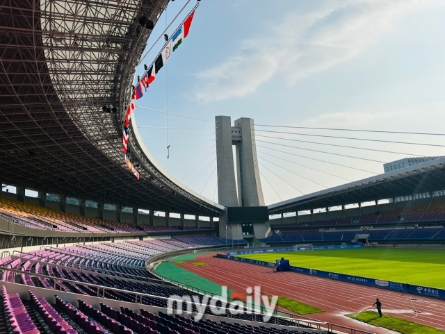 경기장 중앙 기준 왼쪽에 위치한 탑과 출전 국가들의 국기/최병진 기자