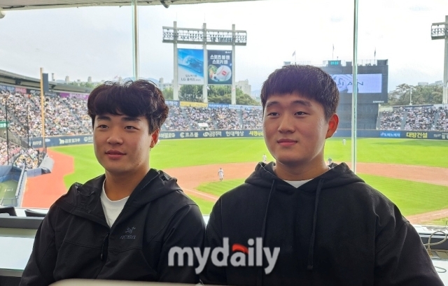 취재진과 인터뷰하는 여동건(좌)과 김택연./잠실=김건호 기자 rjsgh2233@mydaily.co.kr