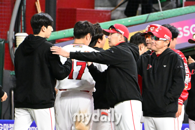 김원형 감독이 오원석의 어깨를 두드려 주면서 승리를 축하해 주고 있다.