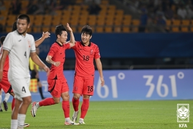 엄원상과 이강인/대한축구협회