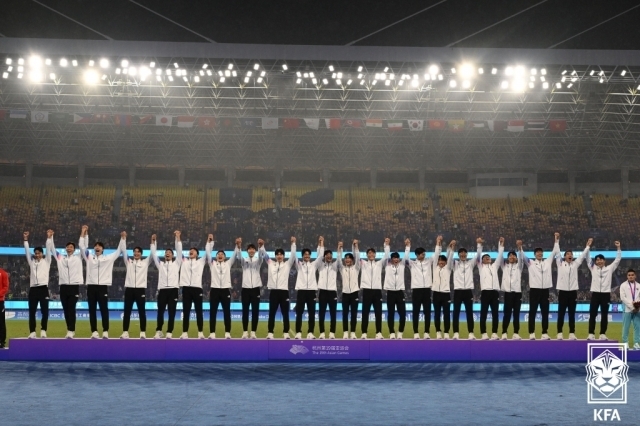 시상대에 오른 축구대표팀/대한축구협회