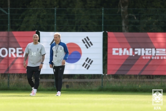 차두리 코치와 클린스만 감독/대한축구협회