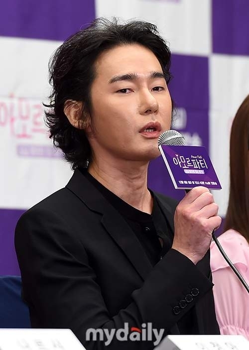 작가이자 방송인 허지웅. / 허지웅