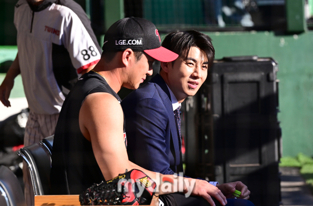 Os comentaristas Oh Ji-hwan e Lee Dae-hyung falam no Sagek Stadium em Busan / Busan = Repórter Jin Hyung-yu zolong@mydaily.co.kr