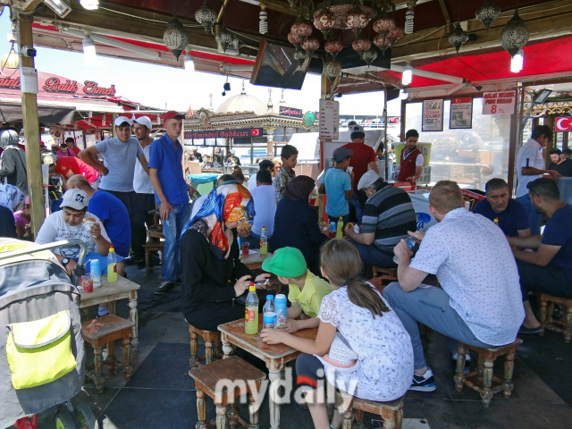 갈라타 다리 옆에는 이스탄불의 명물인 고등어 케밥을 파는 가게가 줄지어 있어 늘 사람들로 북적거린다.