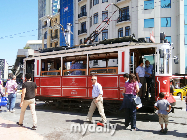 탁심 광장의 명물인 올드 트램. 이스탄불은 시내버스보다 트램을 타고 관광 명소를 찾아가는 게 더 편리한 도시이다./신양란