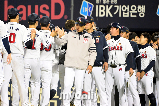  두산 이승엽 감독이 경기에서 승리한 뒤 선수들과 하이파이브를 하고 있다./마이데일리