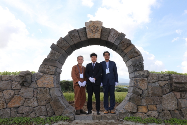 신협-와흘메밀마을 제주천년돌담길 완공식에서 (좌측부터)조경근 제주돌담보전회장, 김윤식 신협중앙회장, 강익상 와흘리장이 기념 촬영을 하고 있다./신협중앙회