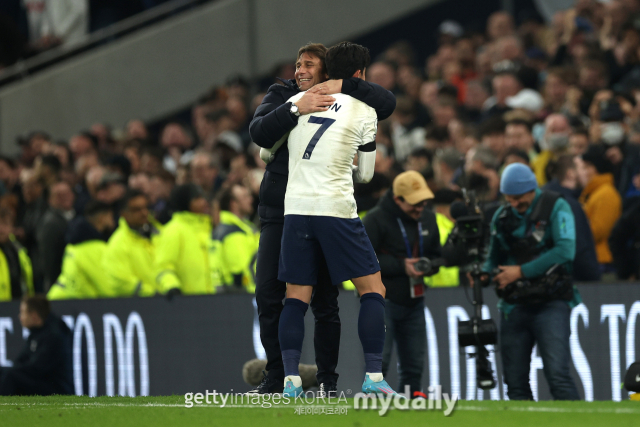 Diretor Conte e Son Heung-min/Getty Images Coreia