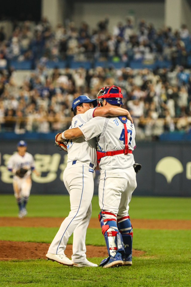 삼성 라이온즈 오승환이 KBO 최초 400세이브를 달성한 후 강민호와 포옹을 하고 있다./삼성 라이온즈