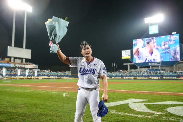 삼성 라이온즈 오승환이 KBO 최초 400세이브를 달성한 후 팬들에게 인사를 하고 있다./삼성 라이온즈