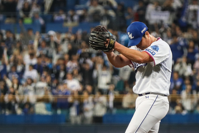 삼성 라이온즈 오승환이 KBO 최초 400세이브를 달성한 후 기뻐하고 있다./삼성 라이온즈