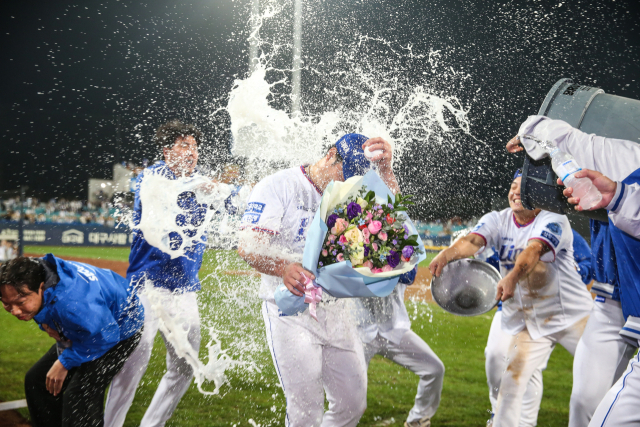 삼성 라이온즈 오승환이 KBO 최초 400세이브 달성 후 동료들에게 축하를 받고 있다./삼성 라이온즈