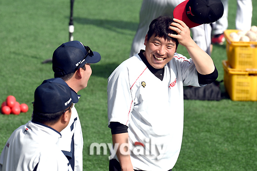 Hyunsoo Kim fala com os treinadores da Doosan/Jamsil = Repórter Jinhyung Yoo zolong@mydaily.co.kr