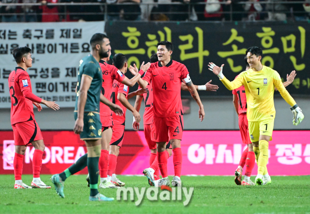 캡틴 완장을 찬 김민재가 4-0 완승을 거둔 뒤 동료들과 하이파이브를 하고 있다.