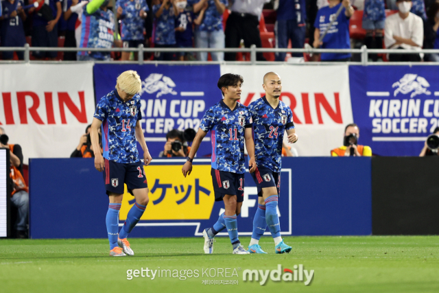 일본 축구대표팀 미드필더 구보 다케후사(중앙)와 이토 준야(왼쪽). /게티이미지코리아