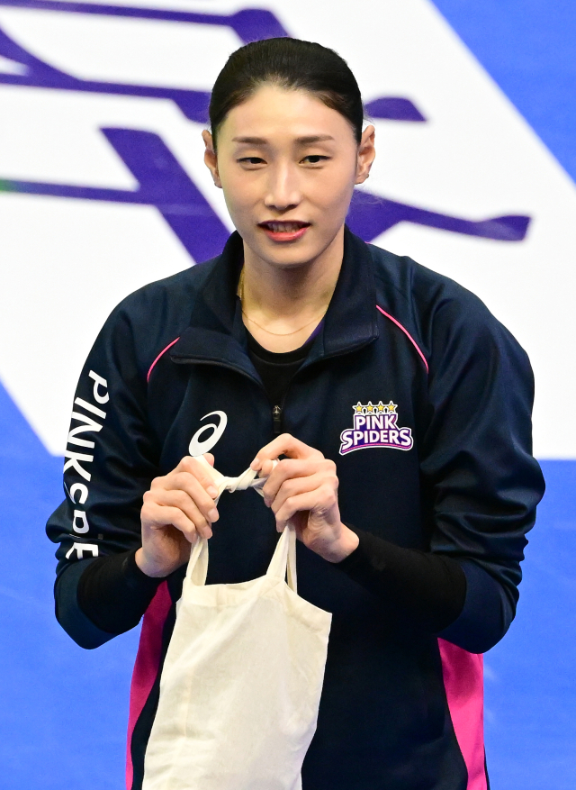 김연경이 경기 전 고무밴드를 이용해 근력 운동을 하고 있다 / KOVO(한국배구연맹)