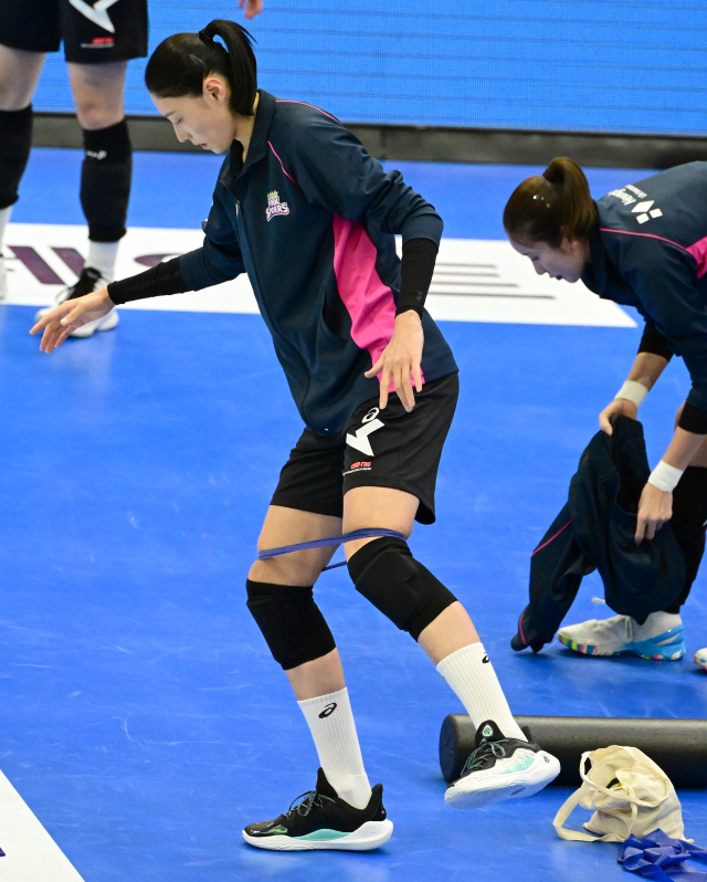 Kim Eun Kyung faz treinamento de força com elástico antes da partida / KOVO (Associação Coreana de Voleibol)