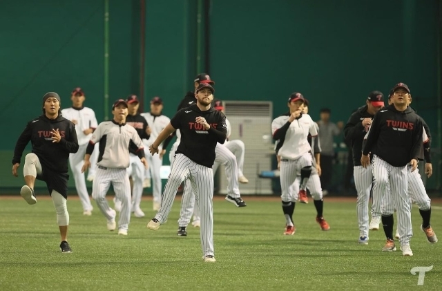 LG 트윈스 선수들이 19일 한국시리즈 대비 훈련을 시작했다./LG트윈스