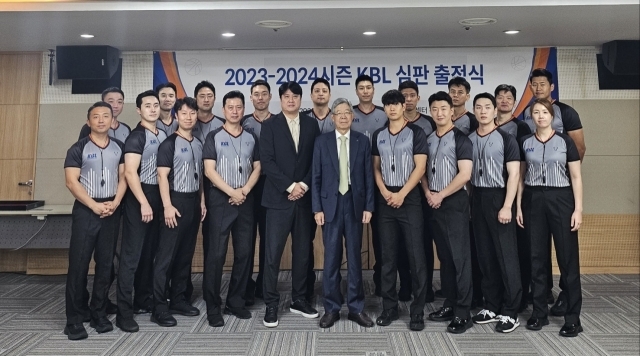 출정식에 참석한 KBL 김희옥 총재(앞줄 우측 다섯번째)와 KBL 문경은 경기본부장(앞줄 좌측 다섯번째) 및 KBL 심판./KBL