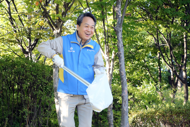 진옥동 신한금융그룹 회장이 그룹사 CEO와 함께 20일 오후 서울 남산에서 ‘남산 둘레길 플로깅’ 활동을 했다./신한금융그룹