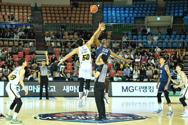 13일 열린 2023 MG새마을금고 KBL CUP 부산 KCC와 창원 LG의 경기 시작 장면. /KBL