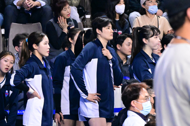 수술 후 재활을 하고 있는 김희진이 동료들의 게임을 지켜보고 있다 / 한국배구연맹.