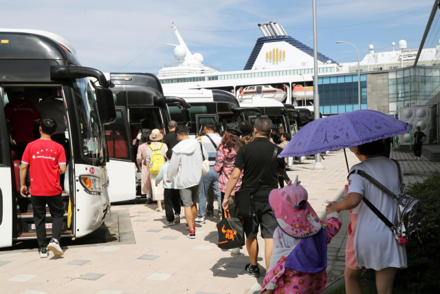 지난 8월31일 중국발 국제크루즈선이 6년5개월만에 제주에 입항한 가운데 제주항 국제여객터미널에서 중국인 단체 관광객이 제주시내 관광을 위해 버스에 탑승하고 있다./제주특별자치도