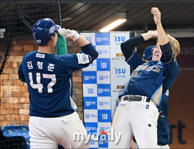 홈런을 치고 돌아온 김형준이 박민우와 함께 세리머니를 하고 있다./인천=송일섭 기자 andlyu@mydaily.co.kr