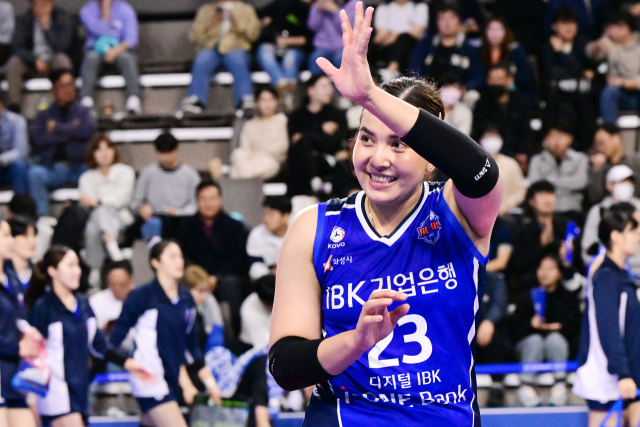 폰폰이 자신을 응원하는 팬들을 위해 손을 흔들며 인사를 하고 있다 / 한국배구연맹.