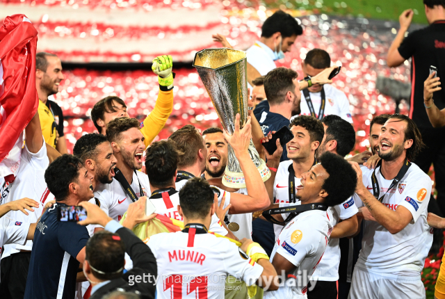 2019-2020 UEFA 유로파리그 우승을 차지한 세비야 FC 선수들. /게티이미지코리아