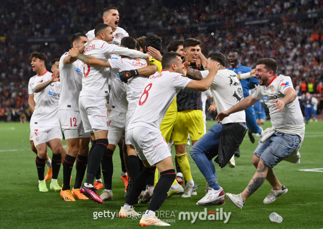 2022-2023 UEFA 유로파리그 우승을 확정한 세비야 FC 선수들. /게티이미지코리아