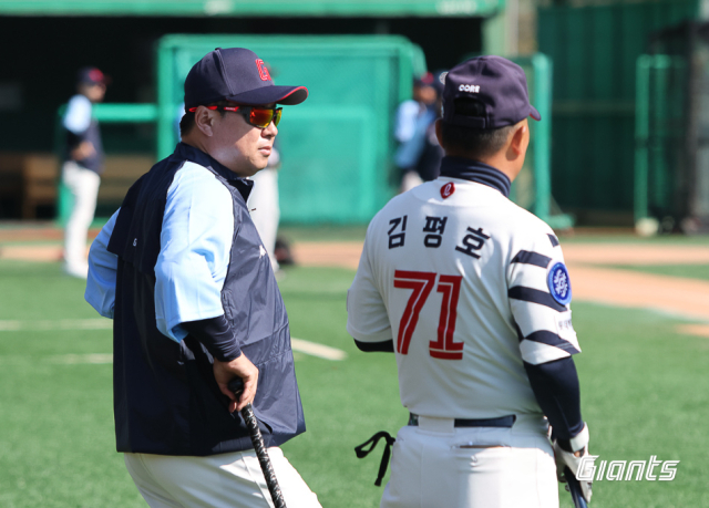 마무리캠프 훈련에서 선수들을 지켜보고 있는 롯데 자이언츠 김태형 감독./롯데 자이언츠